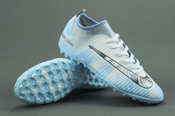 Nên mua giày bóng đá loại nào phù hợp mang đậm chất riêng? Đôi gày có màu xanh mang phong cách trẻ chung năng dộng